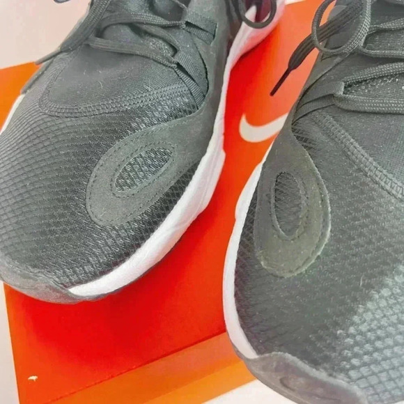 Nike Varsity Compete TR 2 Sneakers Black and White Men's Size 14 - Picture 7 of 12